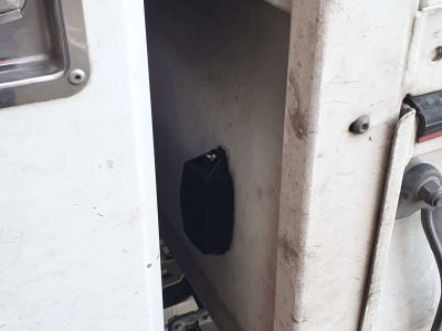 Fijación magnética de un localizador GPS en material de obra