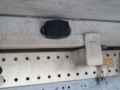 Miniexcavadora de obra equipada con localizador GPS TRAKmy en exterior