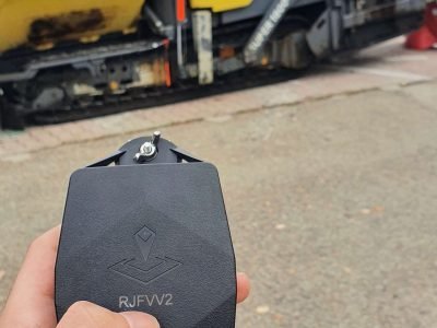 Localizador GPS instalado en maquinaria de obra de construcción
