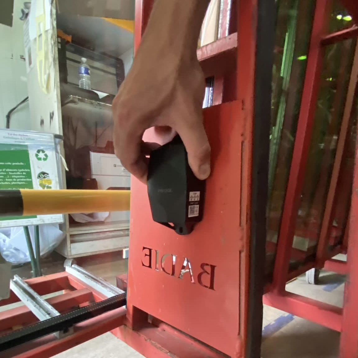 Caballete porta-vidrio con localizador GPS
