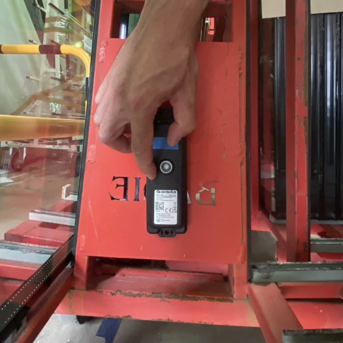 Caballete de vidrio geolocalizado en casa del cliente